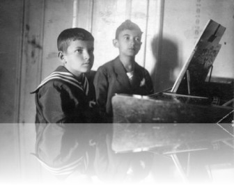 Ede és Ferenc (távolabb) édesanyjuk zongorájánál. Ferenc 5 éves volt anyja halálakor. Belefogyott elvesztésébe, de a zene szeretét tovább vitte magában.