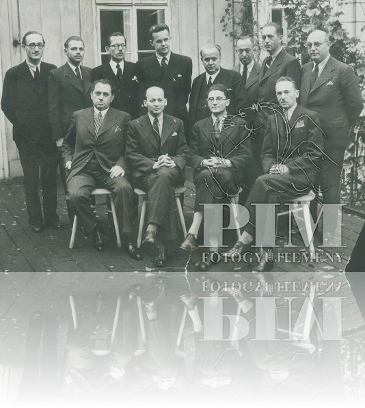 Fejtő Ferenc az első sorban jobbról a második széken ül. Balján Ignotus Pál, jobbján Remenyik Zsigmond, Prága 1937