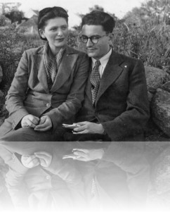 Minden cikket és minden könyvet Fejtő Ferenc felesége, Hilmayer Rózsa gépelt, 1940 (Fotó: Lucien Hervé)