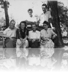 Az ellenállás éveiben, 1942-ben készült ez a fotó a dél-franciaországi Cassisban. Balról jobbra ül Hacker Tibor újsagíró, fényképész, Megyery Sári íronő, Németh Andor író és Szegő Judit. Mögötte férje, Kassai György és középen áll Fejtő Ferenc.